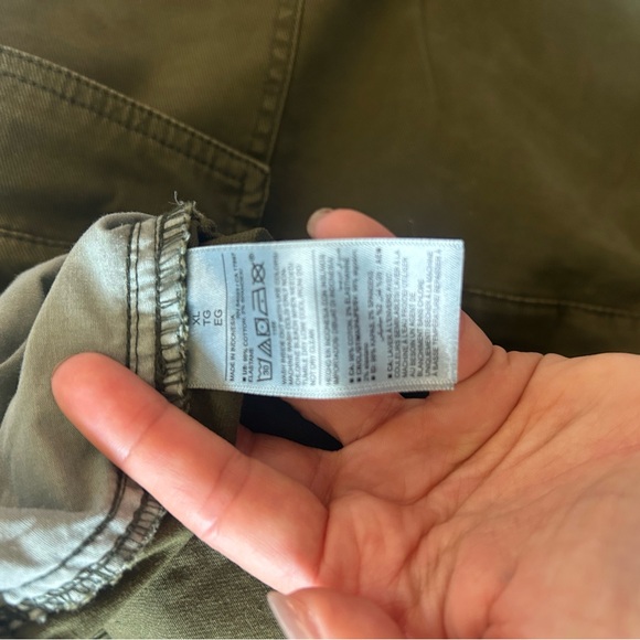 Old Navy Cargo Pants Size XL Stretchy Green Crop Capris Tapered Leg - Picture 6 of 10